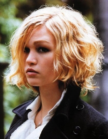 Julia Stiles Hairstyles