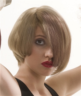 A medium blonde straight coloured hairstyle by Andrade Oliveira